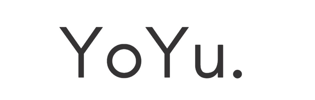 Logo der Marke YoYu. Weißer Hintergrund und schwarze Schrift YoYu.