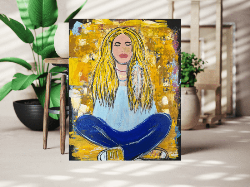 Auf dem Bild hat es Pflanzen und Kleinmöbel. In der Mitte steht ein Bild aus Acryl und Blattgold. Darauf ist eine sitzende Frau die meditiert. Um sie herum ist Gold-Gelb. Sie hat lange blonde Haare.