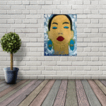 Die Wand ist eine weisse Mauer. Ein Bild hängt daran, es ist mit Acryltechnik gemalt. Darauf ist der Kopf einer Frau, die die Auge geschlossen hat und meditiert.