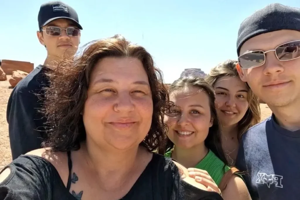 Auf dem Bild ist eine Familie. Sie machen ein Selfie,