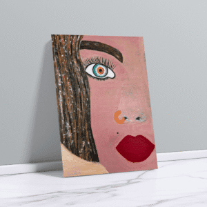 Auf dem Bild sieht man schräg angelehnt ein Acrylbild. Die Wand ist grau, der Boden ist marmoriert. Es ist ein Bild mit einem Ausschnitt des Gesichts einer Frau. Sie trägt einen Nasenring. Man sieht ein Auge das strahlt. Sie hat dicke, rote Lippen.