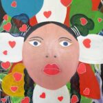 Auf dem Bild ist ein Kunstwerk aus Acryl und Öl. Man sieht ein Frauenkopf und ein sehr bunter Hintergrund.