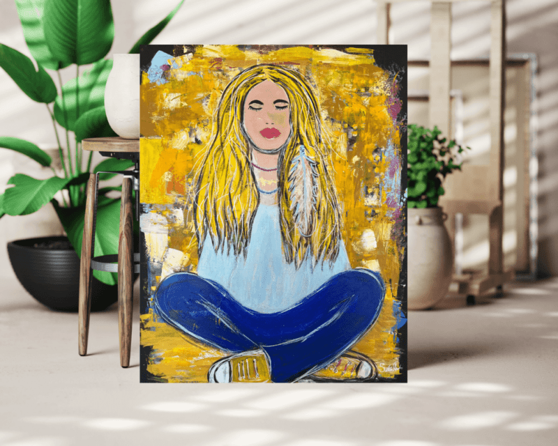 Soul-Art Gemälde einer meditierenden Frau in Gelb und Blau in modernem Wohnraum-Mockup.