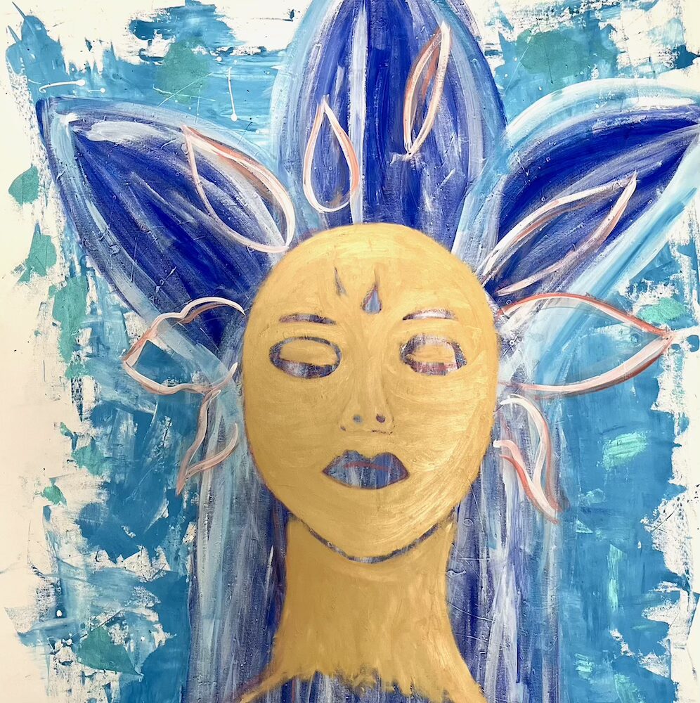 Goddess – Original Mixed-Media-Kunstwerk von Sunée mit Blattgold, stilisiertes Frauengesicht in Gold vor blauem abstraktem Hintergrund.