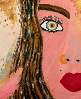 Abstraktes Frauenporträt in Rosa und Gold mit großem Auge, roten Lippen und strukturierten dunklen Haaren.