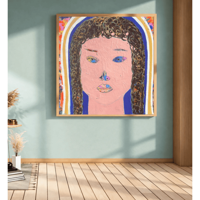 Farbenfrohes quadratisches Porträtgemälde einer Frau mit dunklen Locken und unterschiedlich farbigen Augen, an einer hellgrünen Wand in einem modernen, lichtdurchfluteten Raum.