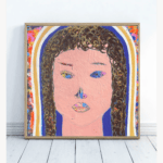 Quadratisches farbenfrohes Porträtgemälde einer Frau mit dunklen Locken und unterschiedlich farbigen Augen, in einem schmalen Holzrahmen an eine weiße Wand gelehnt.